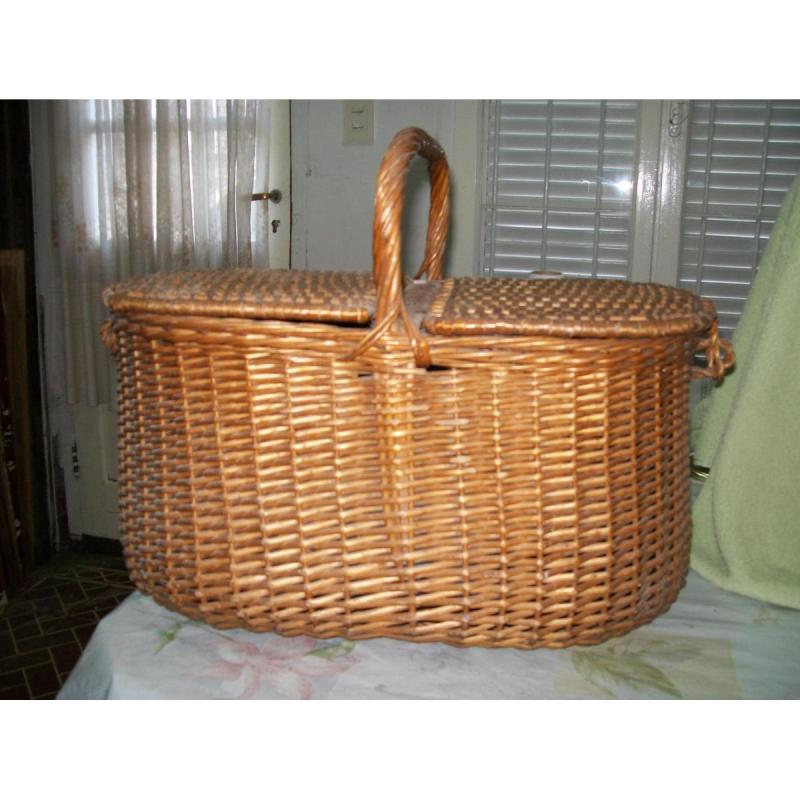 Canasta de mimbre con 2 tapas y conservadora de frío para pic nic