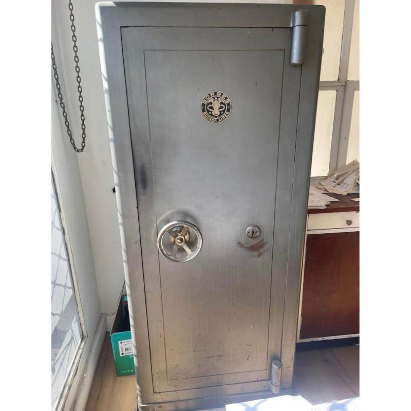 Caja fuerte Borges, con sus llaves