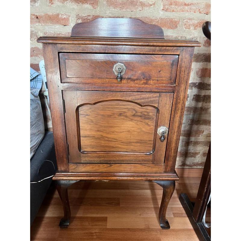 Par de mesas de luz, estilo chipendale