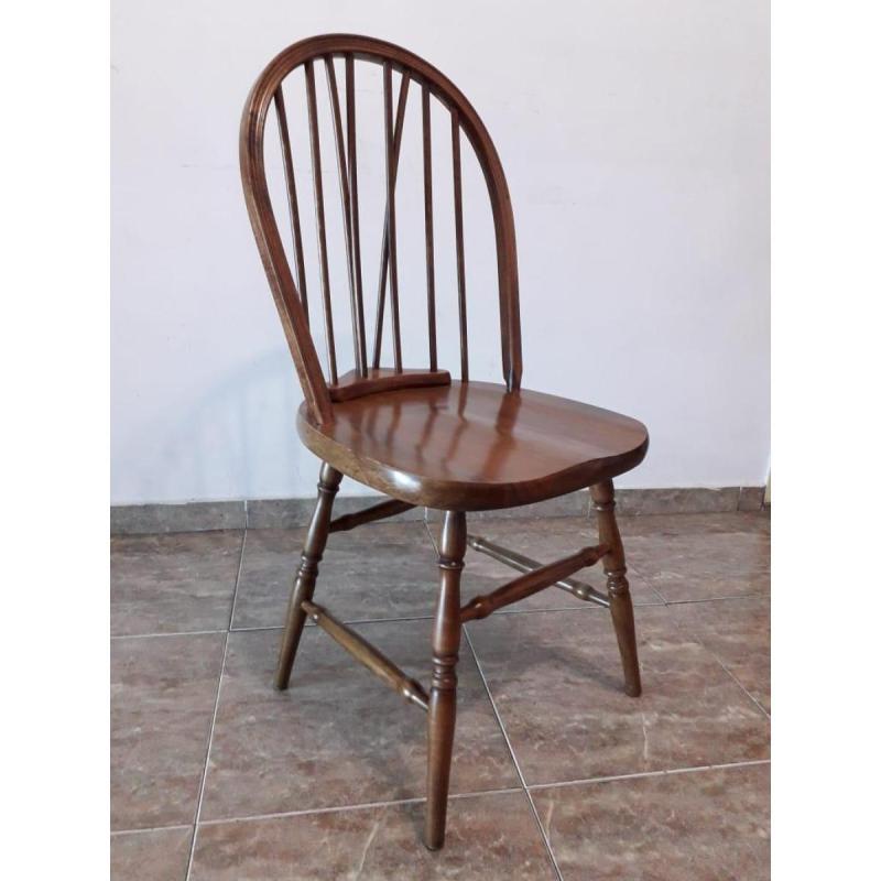 Sillas y mesas estilo Windsor en madera de Guatambú