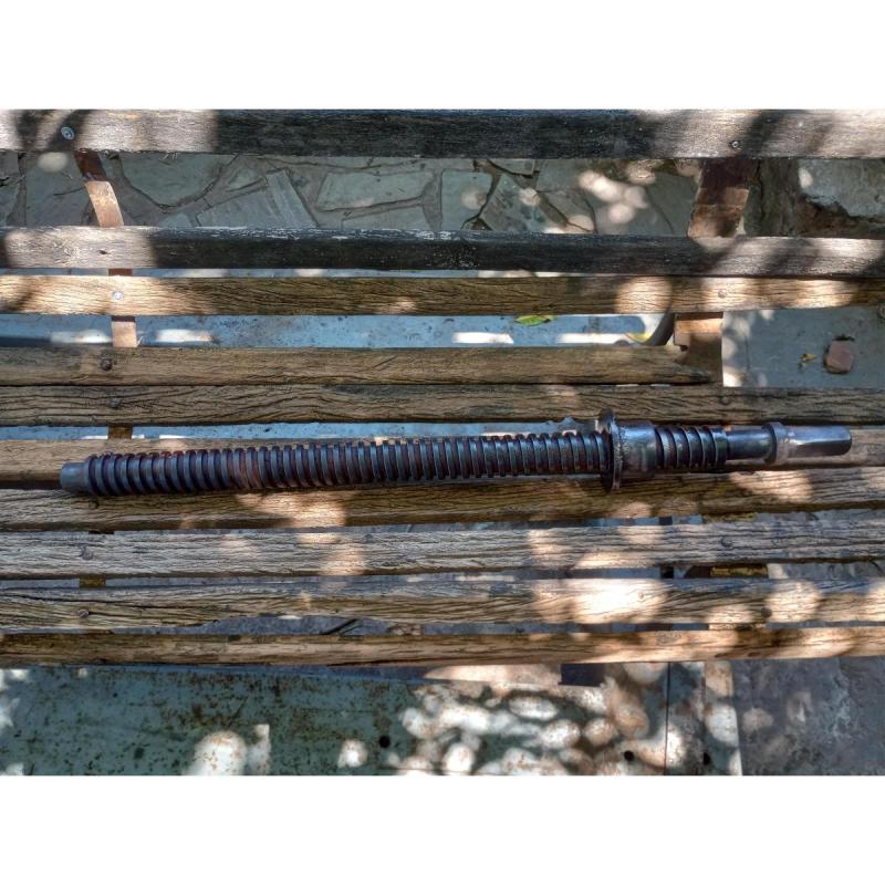 Tornillo/ gusano para prensa de  torque largo 80cm diámetro 44.5 mm
