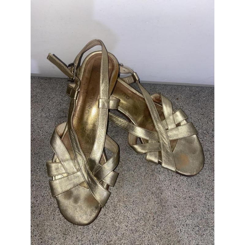 Sandalias chatitas doradas