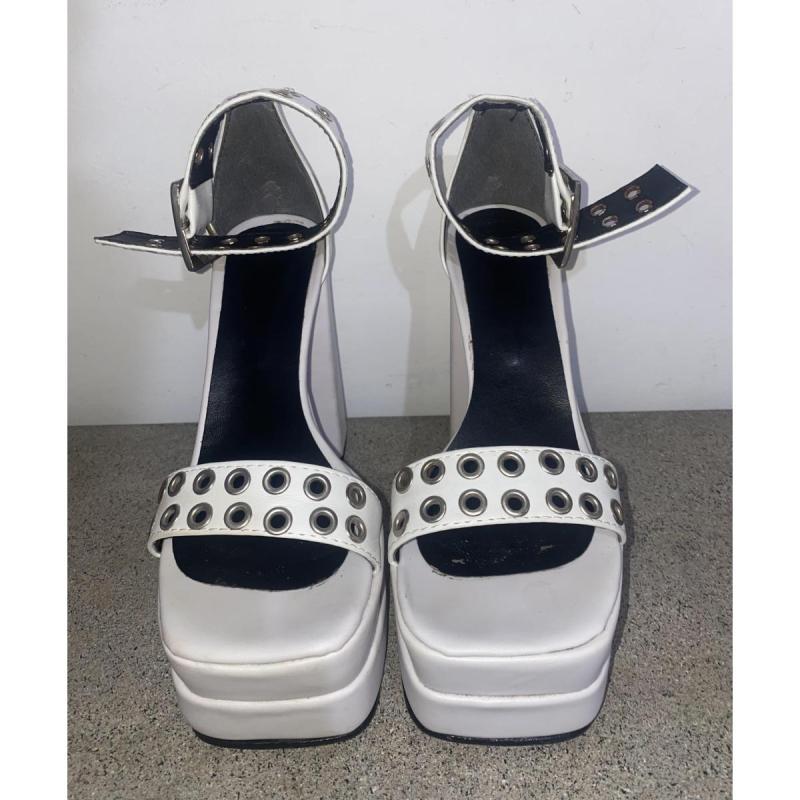 Sandalias blancas con tachas