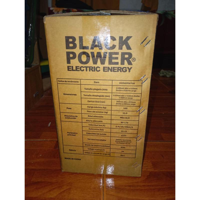 Monopatín eléctrico sin uso cerrado