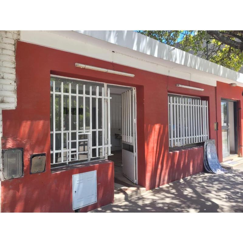 Se alquila amplio local comercial