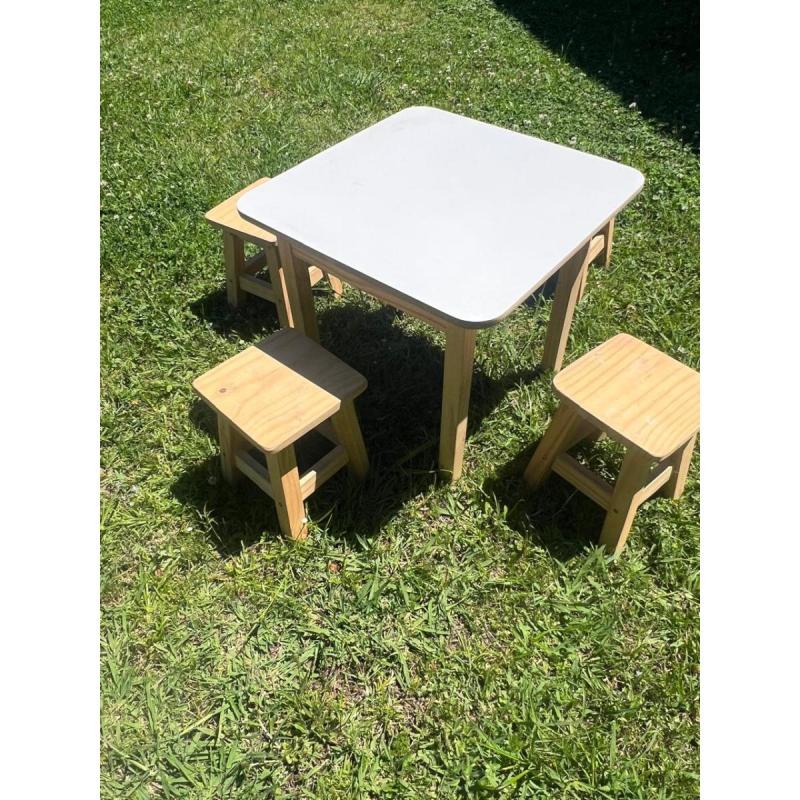 Mesa Infantil de Madera con 4 Banquitos
