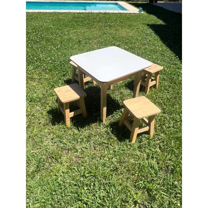 Mesa Infantil de Madera con 4 Banquitos - 2