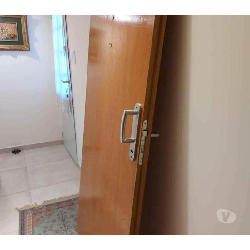 PUERTA CON HERRAJES Y LLAVES