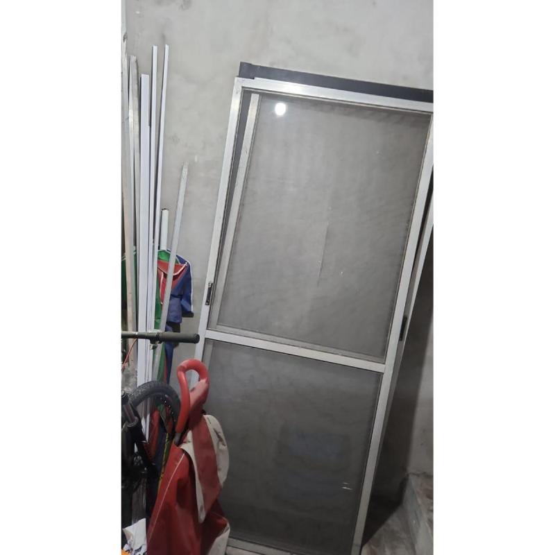 Ventana con vidrio y mosquitero