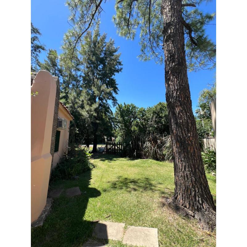 Venta – Lote en Esquina con Casa y Pileta – Barrio Los Troncos, Funes