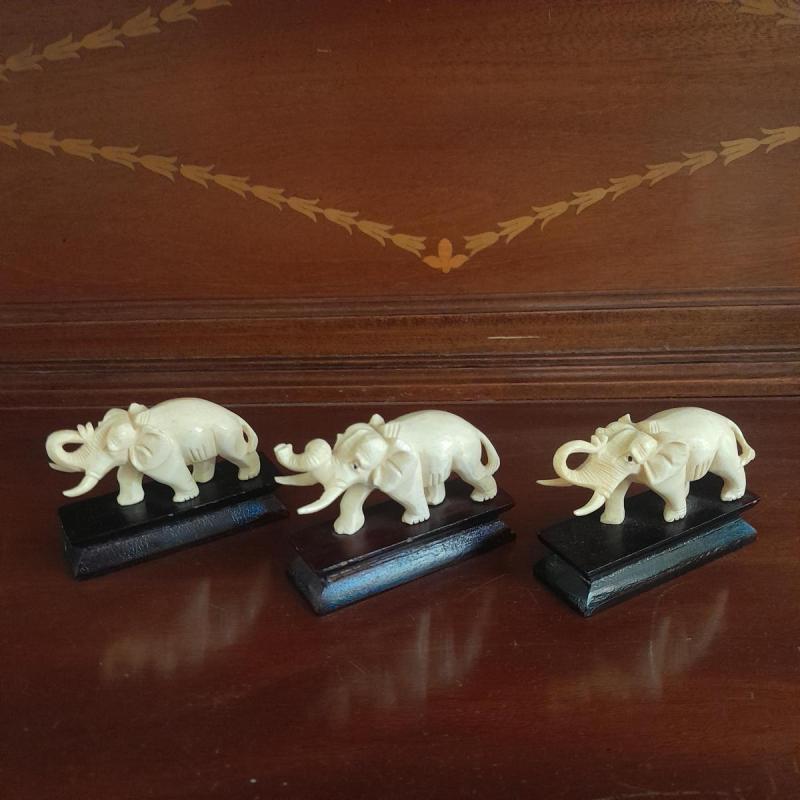 Elefantitos de Marfil tallados con Base de madera ebonizada c/u
