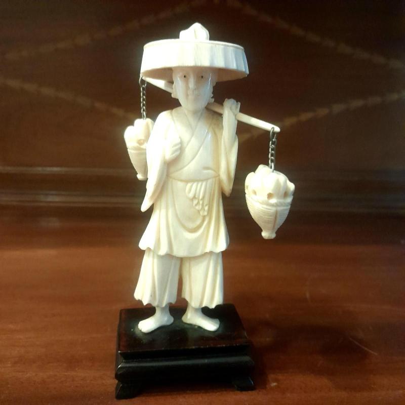 Figura Vendedor de Pescado Chino Ivory Con Base de Madera Ebonizada