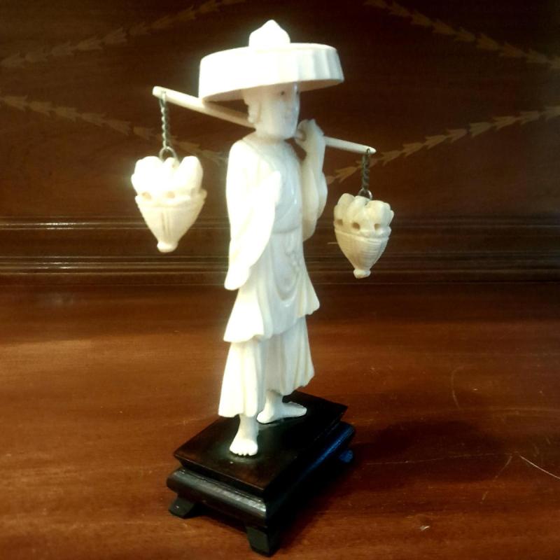 Figura Vendedor de Pescado Chino Ivory Con Base de Madera Ebonizada - 2
