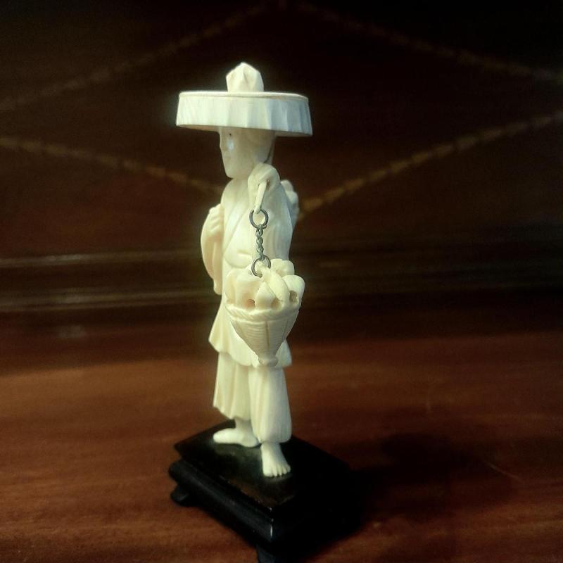 Figura Vendedor de Pescado Chino Ivory Con Base de Madera Ebonizada - 3