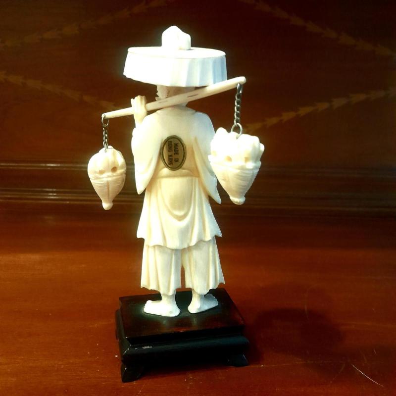 Figura Vendedor de Pescado Chino Ivory Con Base de Madera Ebonizada - 4