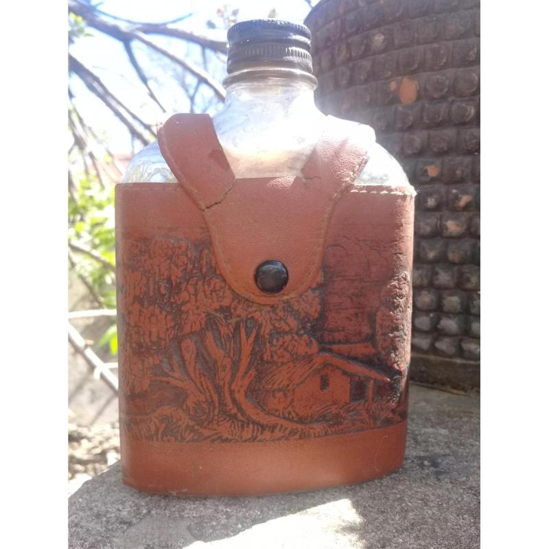 Petaca De Vidrio, Con Funda De Cuero A Relieve