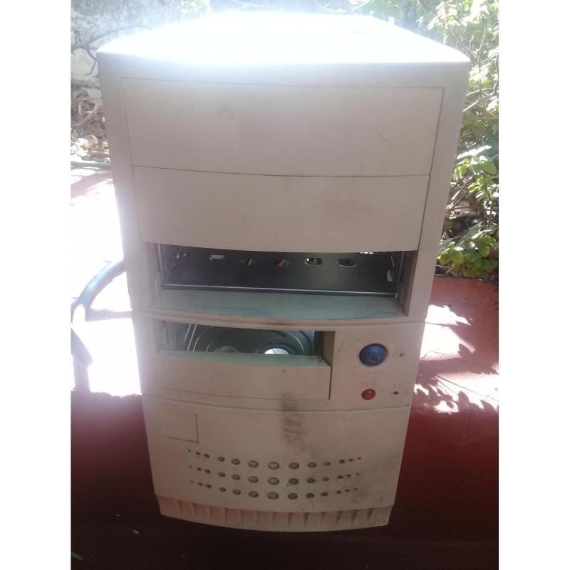 Gabinete de PC usado, estilo retro