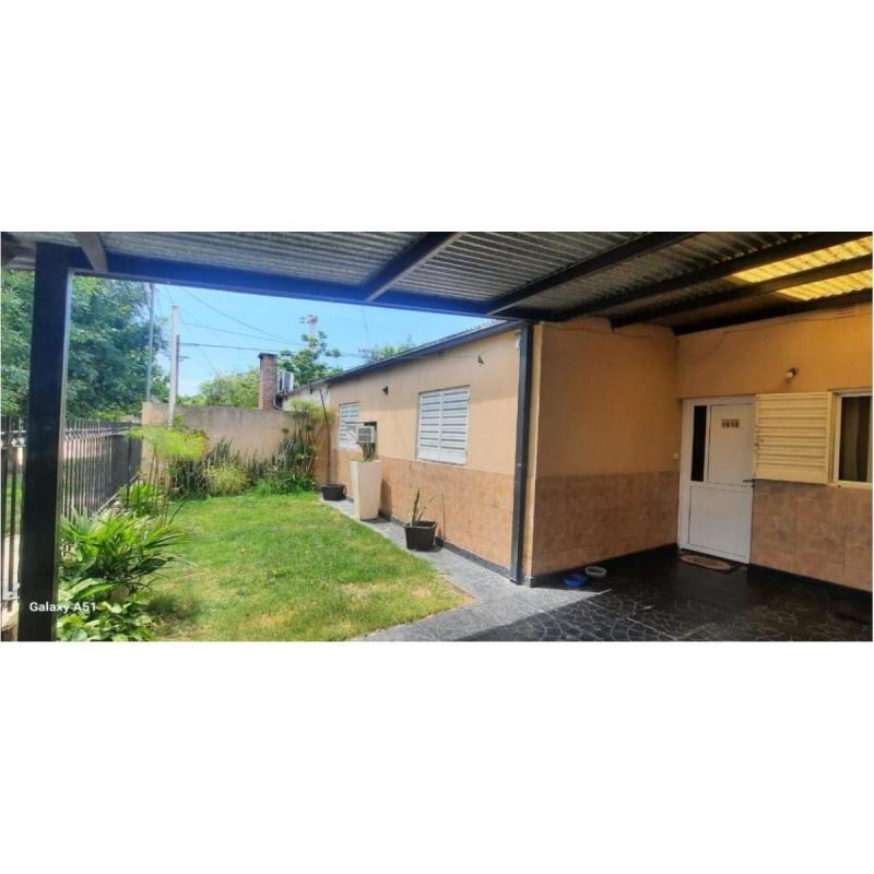Casa De 5 Ambientes Con 3 Dormitorios Y Pileta, A Metros De La Plaza Cayastá