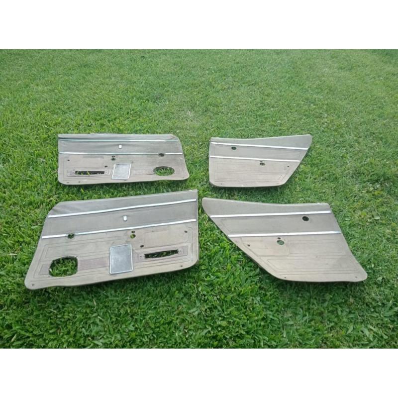 Paneles de puerta dorados de Chevy