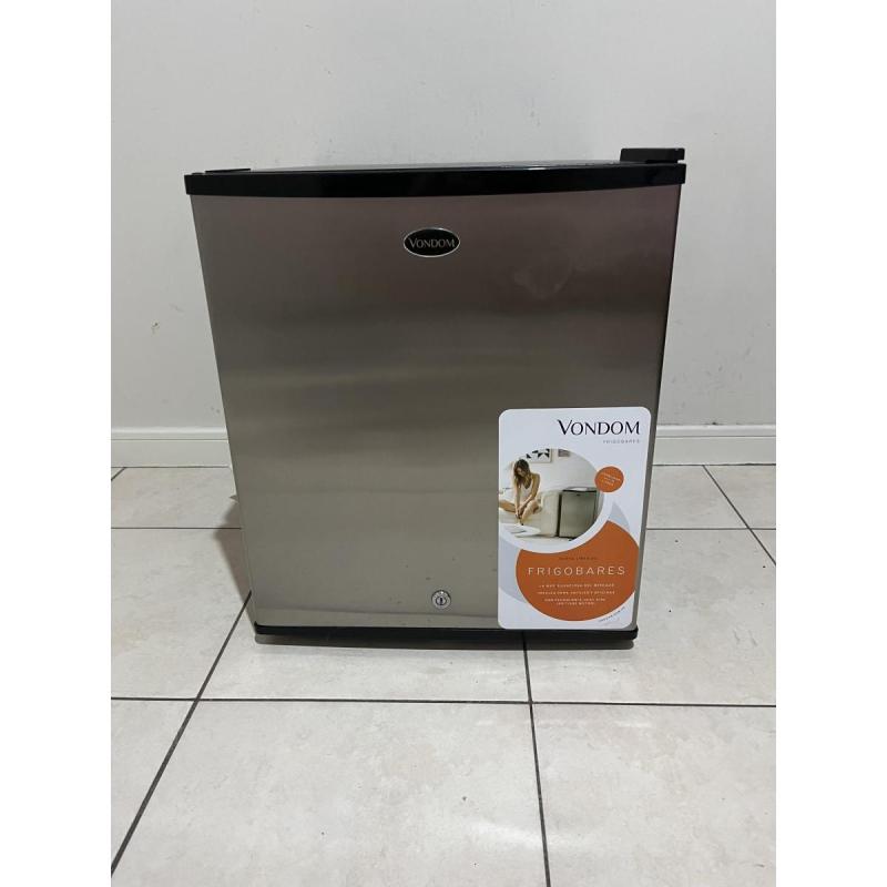 Frigobar Vondom 70 l. Poco uso, enfría perfecto.