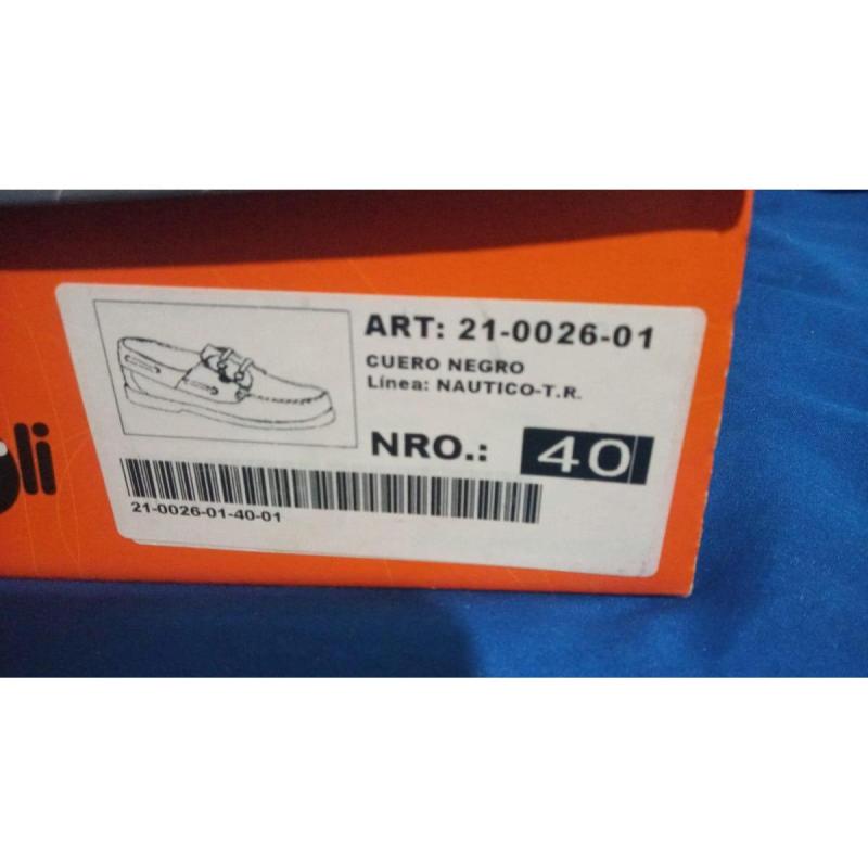 Zapato colegial, náutico de cuero con cordones.