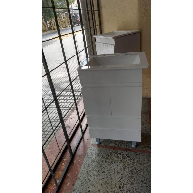 Maral Moderno. 2 Puertas. 2 Cajones uñera. - 2