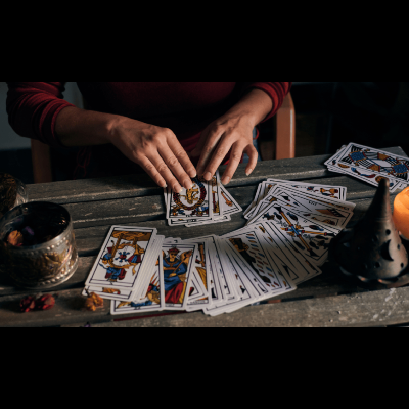 Se realiza lecturas de tarot, amarres, predicciones, limpieza energética y videncia.