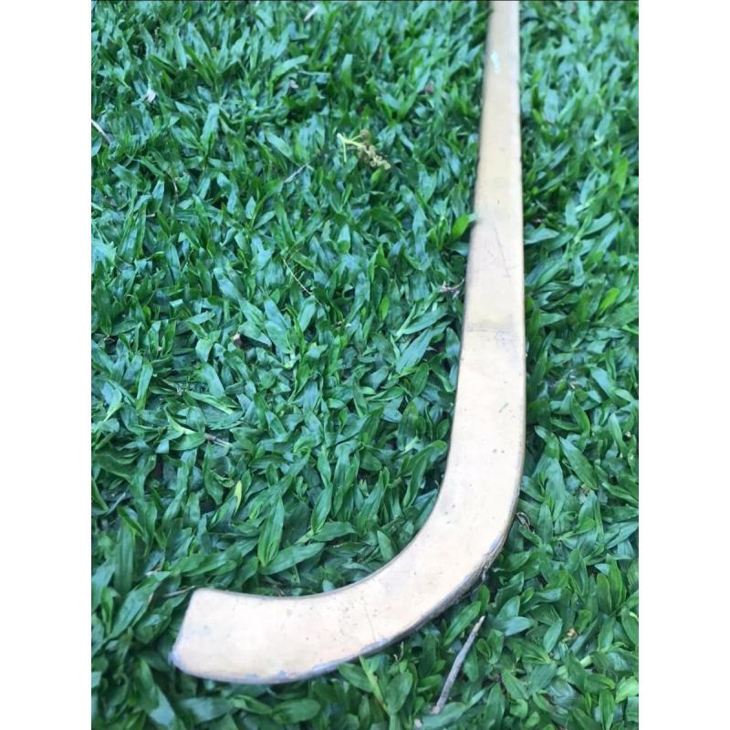 Equipo de palo de hockey sobre patines y canilleras