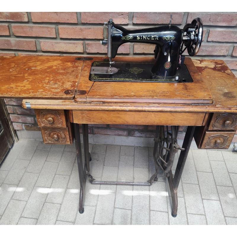 MUEBLE MÁQUINA DE COSER, con máquina Negrita funcionando.
