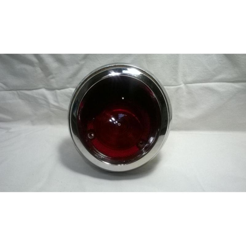 Faro trasero VALIANT 3 original. Completo.