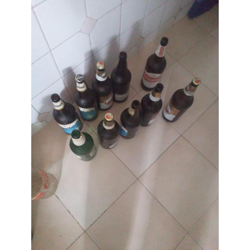 Vendo envases de cervezas vacios.