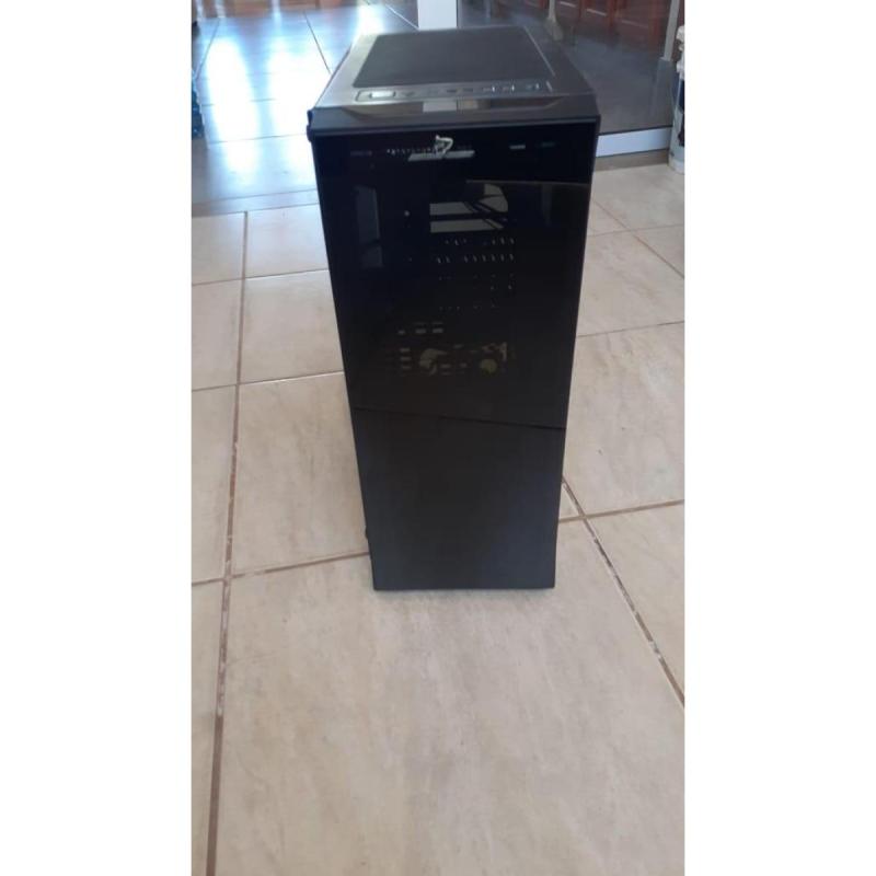 Gabinete Essenses gaming (sin coolers frontales) en buen estado