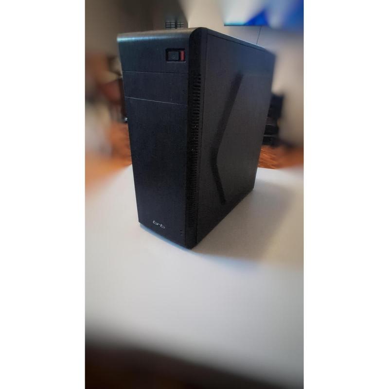 PC de escritorio negra + Monitor