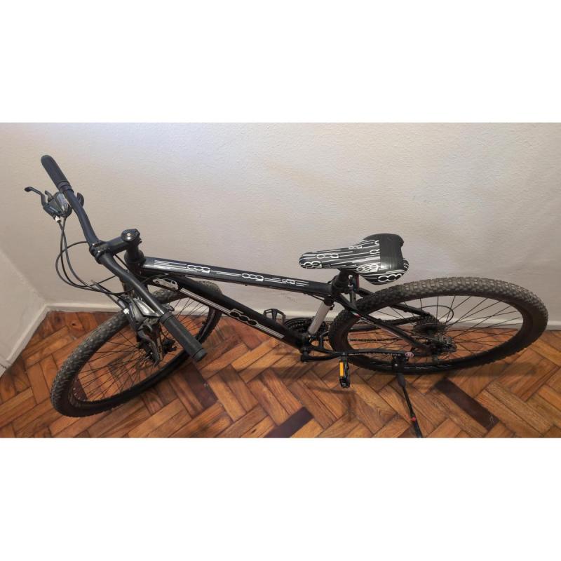 Bicicleta de 21 cambios blanca y negra rodado 29 edicion FIAT 500 italia