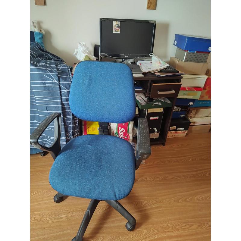Silla,escritorio y monitor funcionando