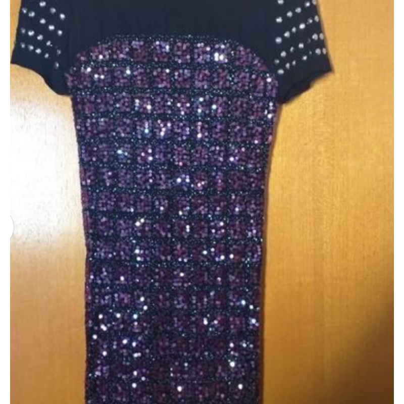 Vestido con tachas y lentejuelas marca Kosiuko
