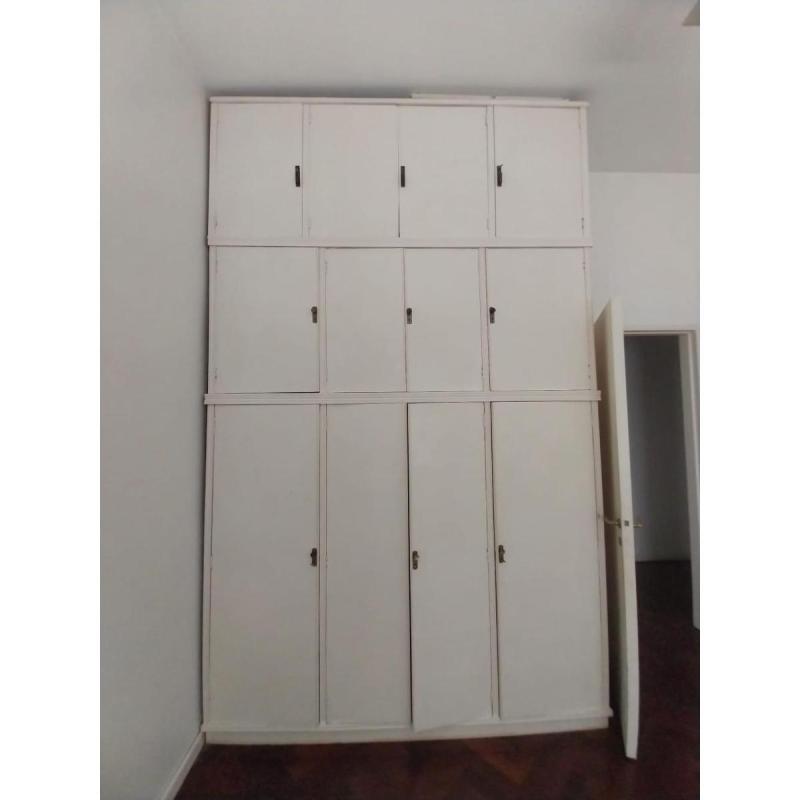 Ropero de madera maciza