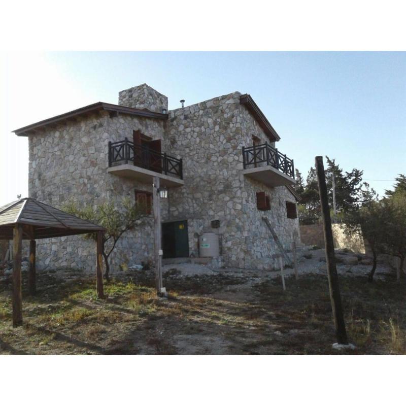 Casa capilla del monte. integramente de piedra. dueÑo vende