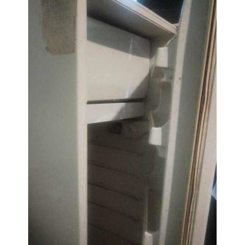 Vendo heladera con detalle en la puerta
