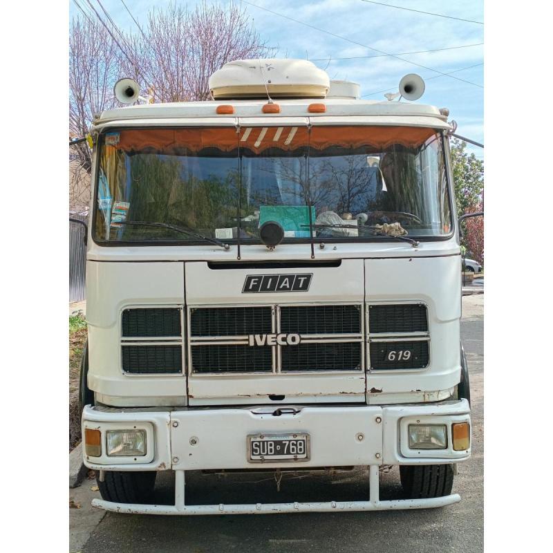 Vendo camión Fiat Iveco 86 con semi helvetica 85 enganchado