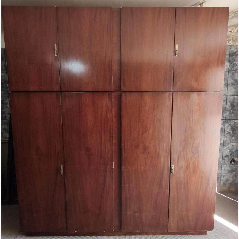 Amplio ropero de madera
