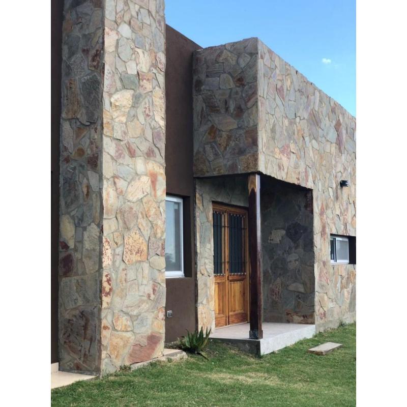 Casa en Medal Country Club con piscina de arena y quincho – ¡Mudate ya!