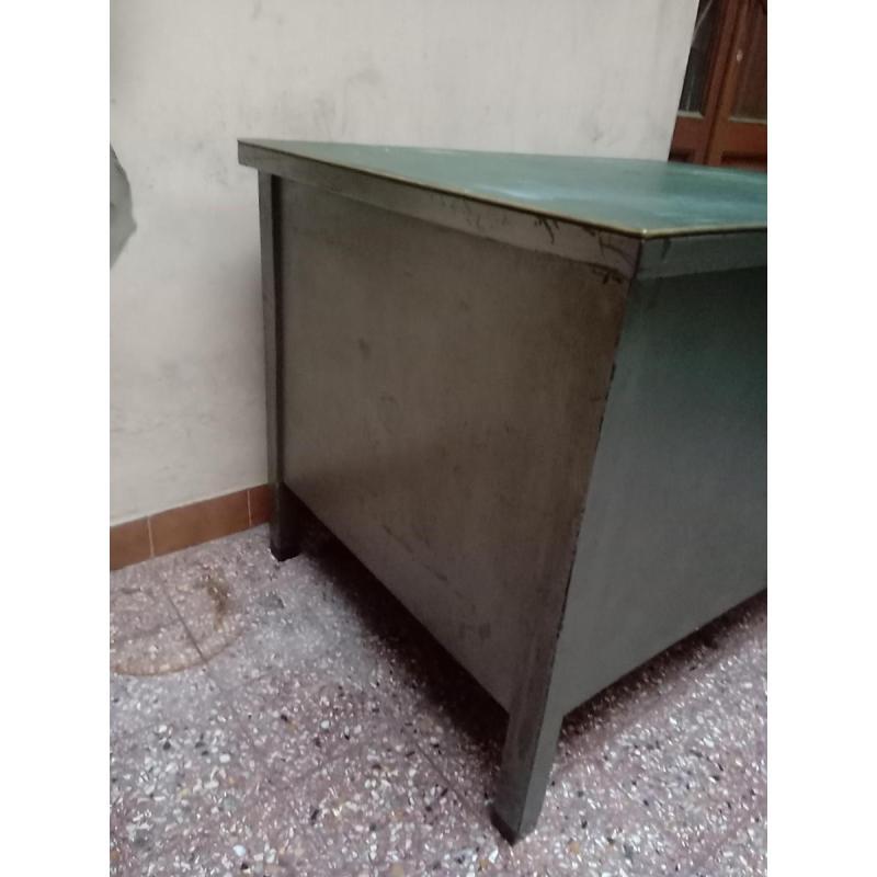 Escritorio de metal antiguo y 2 sillas