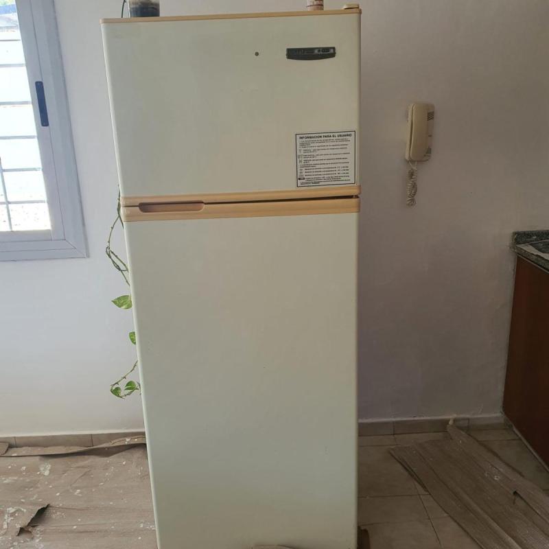 Heladera con Freezer GAFA 220 lts. usada
