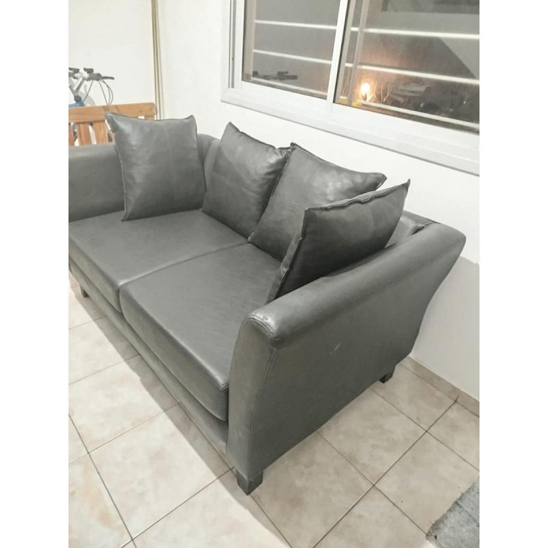 Sillón 2 cuerpos con almohadones de cuerina.