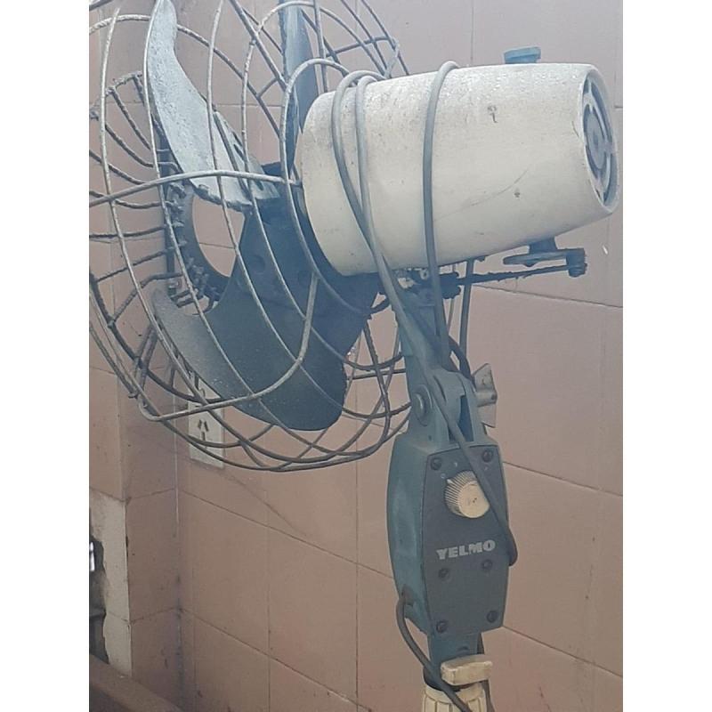 Ventilador de pie Yelmo antiguo