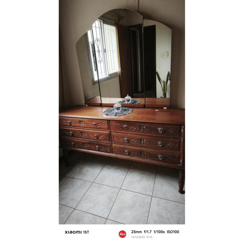 Liquido mueble antiguo madera cedro maciza. con espejo.