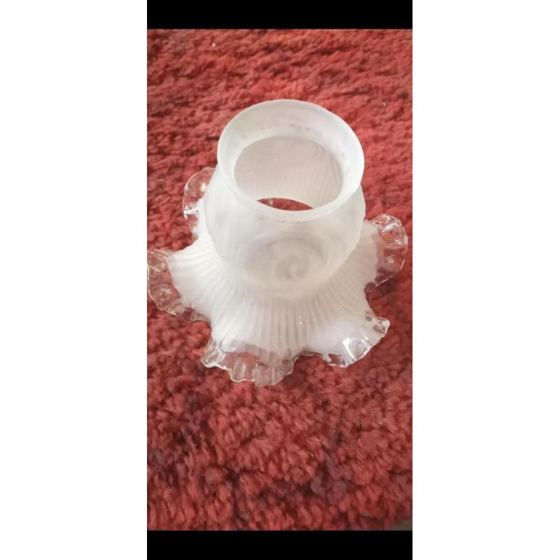 Antigua tulipa de vidrio blanco
