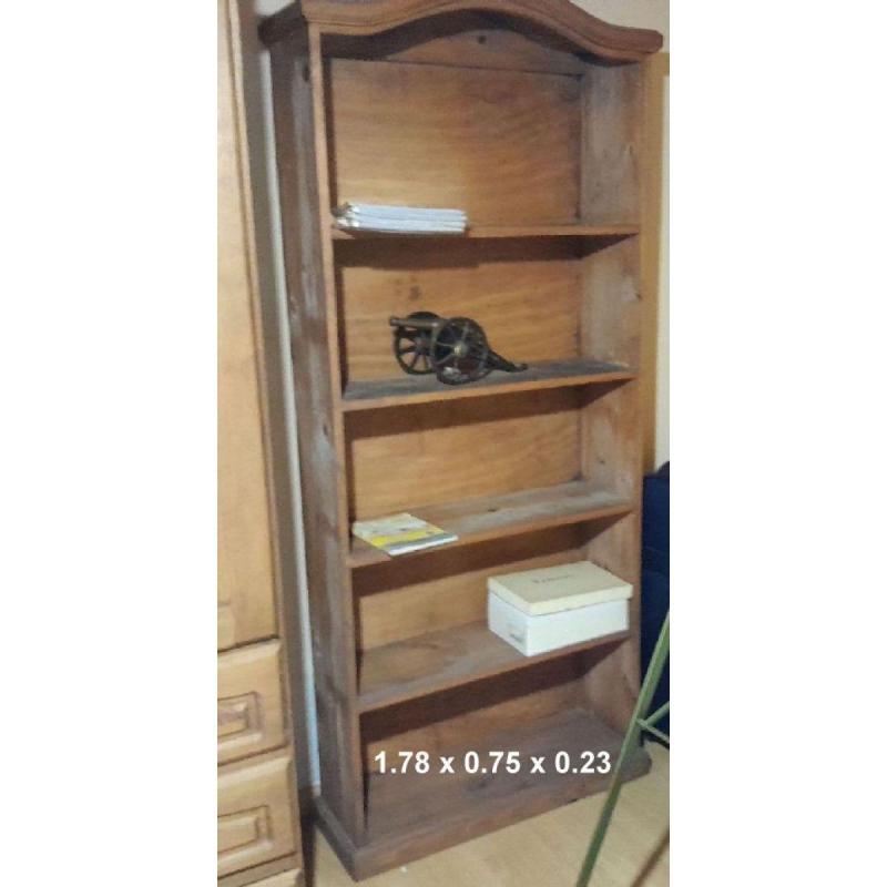Biblioteca de madera oscura con 5 estantes