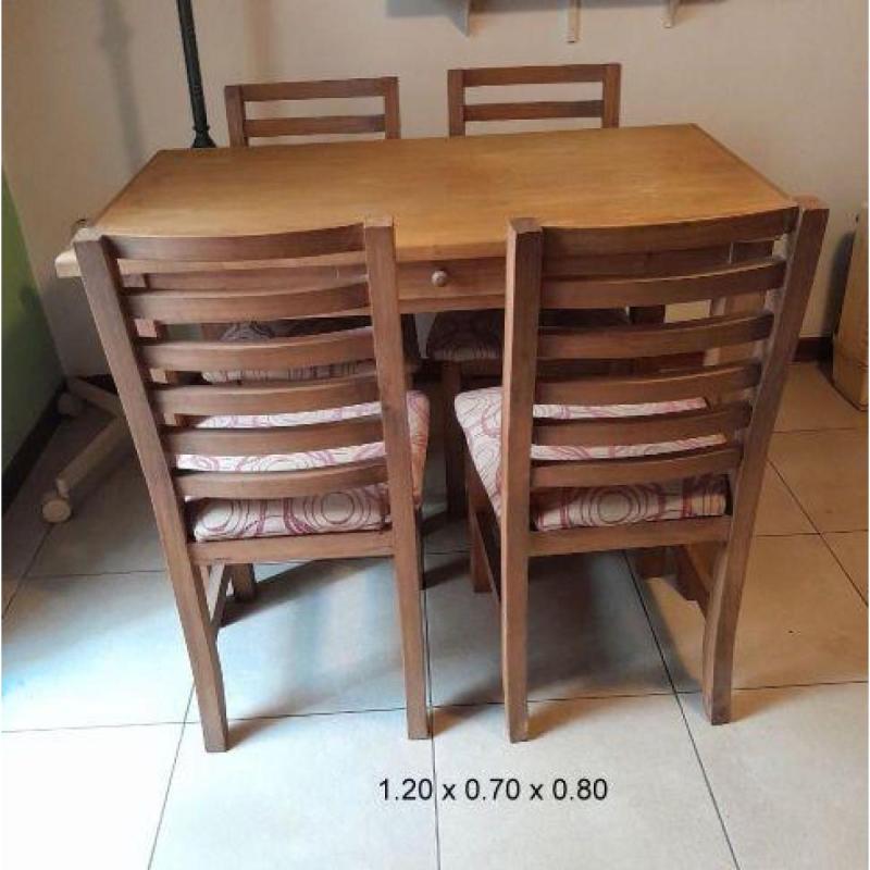 MESA DE PINO OSCURO CON 4 SILLAS tapizadas en tela. Medidas 1.20 x 0.70 x 0.80